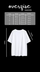 Remera blanca oversize de manga corta, con estampa en la espalda que dice "NO BASIC" en tipografía gótica y "made in uruguay" debajo.