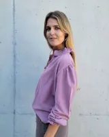 Blusa de algodón con cuello mao y volados, mangas largas con puños elásticos y corte holgado.