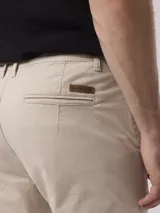 Pantalon chino de corte recto en color azul marino, con bolsillos laterales y cierre frontal.