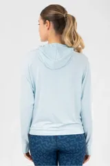 Campera deportiva con capucha, cierre frontal completo y bolsillos laterales. Confeccionada en tejido técnico ligero, presenta mangas largas con abertura para el pulgar.