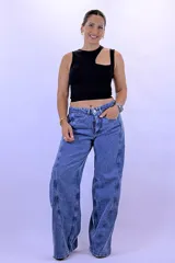 Jean baggy cargo azul de tiro alto, con bolsillos laterales y costuras decorativas en las piernas.
