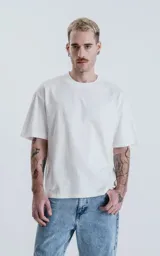 Remera de algodón premium color blanco tiza, con corte crop, calce oversize, hombros caídos y cuello redondo.