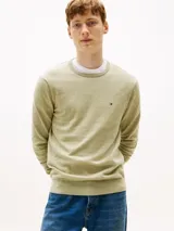 Sweater verde claro de algodón, con cuello redondo, puños y bajo de punto canalé. Logo de Tommy Hilfiger bordado en el pecho.