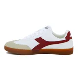 Championes casuales Diadora modelo Bamtela, color blanco con detalles en rojo vino y puntera de gamuza beige. Suela de goma color caramelo.