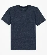 Remera básica azul jaspeado de manga corta y cuello redondo. Confeccionada en tejido de malla con bolsillo en el pecho.