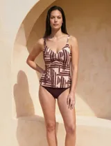 Tankini estampado de la marca Club del Sol, confeccionado con tejido italiano. Consta de una musculosa con escote en V fruncido, copa armada con sujetador interno y forro, combinada con una bombacha de bikini clásica a juego.