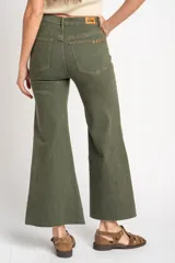 Pantalón de jean estilo wide leg con tiro alto y ruedo desflecado, en color verde oliva.
