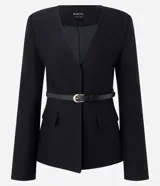 Blazer negro de sastrería de corte largo, con escote en V profundo, mangas largas, bolsillos delanteros con solapa y cinturón removible de poliuretano con hebilla metálica dorada.
