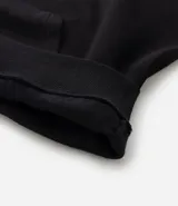 Buzo con capucha y bolsillo canguro, confeccionado en algodón con felpa. Presenta un diseño estampado con temática de carreras en el frente y la espalda, con corte relajado y cordón ajustable en la capucha.