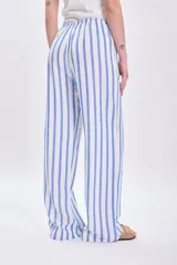 Pantalón casual de corte amplio con estampado de rayas verticales celestes y blancas, con cintura elastizada y cordón ajustable.