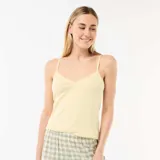 Camiseta de tirantes finos de algodón color amarillo pastel, con escote en V decorado con ribete de puntilla y un pequeño lazo en el centro.