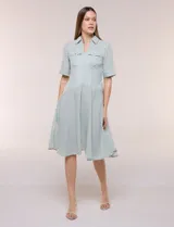 Vestido camisero midi de rayas blanco y verde, con cuello solapa, escote en V, mangas cortas y falda acampanada con vuelo.