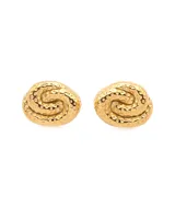 Par de aros tipo stud dorados con diseño en espiral y textura martillada.