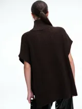 Chaleco tipo poncho de tejido de punto color tostado, con cuello polera y diseño holgado con laterales abiertos.