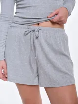 Short de dormir de punto pointelle color blanco, con cintura elastizada y cordón de ajuste frontal.