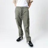 Pantalón cargo color verde oliva, con cintura elástica ajustable con cordón, bolsillos laterales tipo cargo con cierre y bolsillos traseros con solapa. Corte amplio en la parte superior y ajustado en la parte inferior.