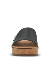 Sandalias Hush Puppies modelo Corla, color negro, con plataforma de corcho y capellada de cuero con detalle elástico lateral y etiqueta de la marca.