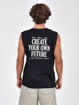 Musculosa sin mangas color azul, con cuello redondo y estampado frontal con texto en negro.