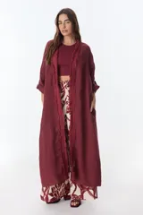 Kimono largo de lino color bordó, con flecos decorativos en los bordes frontales y mangas 3/4.