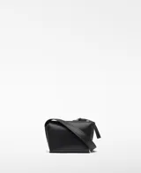 Bolso bandolera pequeño negro de piel sintética con compartimento único y cierre de cremallera. Cuenta con bolsillo interior, correa larga ajustable con hebilla metálica y logotipo grabado.