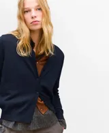 Cardigan de punto fino azul marino, confeccionado en mezcla de algodón y lana, de corte recto con cuello redondo, manga larga y cierre frontal de botones.