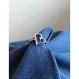 Anillo de plata 925 con diseño de corazón calado adornado con pequeñas zirconias brillantes.