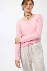 Camiseta de manga larga color rosado, confeccionada en tela rib con escote redondo y detalle de gota.