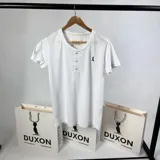 Remera blanca de cuello redondo con tapeta de botones y logo bordado en el pecho.