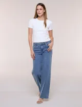 Pantalón jean denim de tiro medio y calce holgado, con pierna de corte recto y lavado con sutil desgaste en costuras. Cuenta con bolsillos funcionales frontales, recortes verticales y cierre frontal con cremallera y botón metálico.