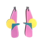 Par de aros colgantes con formas geométricas en colores rosa, amarillo y turquesa.
