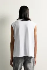 Camiseta tank de punto de algodón, color negro, de corte relaxed fit con cuello redondo, manga sisa y acabados irregulares.