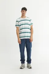 Remera de algodón con diseño de rayas horizontales en tonos verde, blanco y amarillo pálido, de cuello redondo y manga corta.