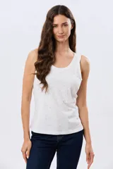Musculosa de algodón color beige con delicado estampado floreado, escote redondo y pequeños volados en las sisas.