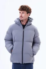 Campera puffer gris con capucha, cierre frontal completo en color negro y bolsillos laterales. Diseño acolchado con acabado mate.