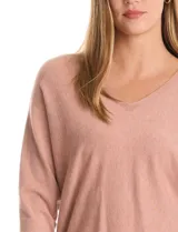 Buzo de tejido fino con escote en V, mangas tres cuartos estilo dolman y corte holgado.