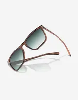 Lentes de sol unisex Hawkers X Pierre Gasly, con montura cuadrada color marrón y lentes degradadas de marrón a verde.