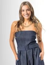 Vestido midi strapless de denim azul, con escote recto, espalda elastizada y falda amplia con pliegues. Incluye un cinto del mismo material con hebilla.