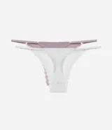 Kit de dos bombachas tipo hilo dental, una blanca y una lila, confeccionadas en algodón con un toque de elastano. Cuentan con laterales finos ajustables, terminaciones de encaje ondulado y un pequeño lazo decorativo en el centro.