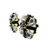 Aros de cristal con forma cuadrada y base metálica dorada con sistema de cierre a clip.