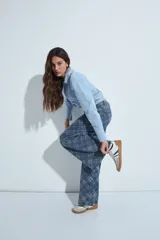 Jean de corte wide leg con estampado de cuadros en tonos azules. Presenta un diseño de tiro medio y silueta amplia, confeccionado en denim estructurado.