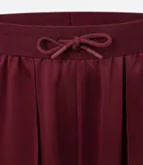 Bermuda deportiva para hombre, color bordó, con tecnología Dry que facilita la evaporación del sudor. Presenta cintura elástica con cordón interno, bolsillos y estampa lateral con lettering.