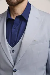Traje de tres piezas Fellini S6, color beige, compuesto por saco de solapa muesca, chaleco con botones y pantalón de corte recto.