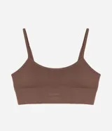 Soutien tipo top de color negro, confeccionado en tejido seamless texturizado con tirantes finos ajustables. Cuenta con copas desmontables y diseño sin costuras.