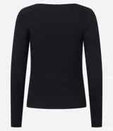 Blusa de punto de manga larga con cuello bote y textura acanalada vertical. Presenta un diseño ajustado al cuerpo, confeccionada en una mezcla de viscosa y poliamida.