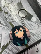 Llavero redondo con imagen de Muichiro Tokito, personaje del anime Kimetsu no Yaiba.