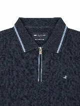 Remera polo Brooksfield modelo Calm, color azul marino, de manga corta y tejido de punto piqué de algodón. Cuenta con cuello tipo polo y cierre frontal parcial con ribetes en celeste claro que combinan con el bordado del logo de la marca en el pecho.