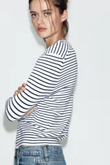 Chaqueta de punto de manga larga con cuello redondo y cierre frontal con botones, diseño a rayas horizontales.