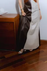 Vestido largo de cuero color marrón, beige y negro, con breteles finos y escote en la espalda. Confeccionado en cuero antílope y napa ovina.
