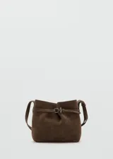 Bolso de mano tipo bandolera confeccionado en piel bovina de color marrón. Cuenta con un diseño estructurado, solapa frontal con detalle de trabilla y hebilla metálica, y asa corta para llevar al hombro o en la mano.