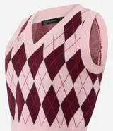 Chaleco de punto con escote en V y diseño de cuadros tipo argyle en tonos rosa y bordó. Presenta terminaciones acanaladas en cuello, sisas y ruedo.